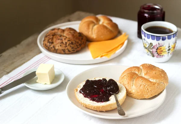 Frühstück Mit Kaiserbrötchen Johannisbeermarmelade Butter Und Käse Und Tee Selektiver — Stockfoto