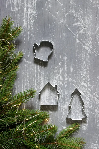 冬季背景与冷杉分枝, 花环和饼干切割机在灰色的混凝土背景。贺卡. — 图库照片