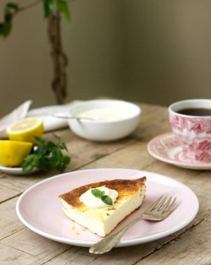 Sağlıklı kahvaltı yumuşak peynir güveç yulaf ezmesi ve limon lezzet ile yapılan ekşi krema, nane ve çay ile servis edilir. Seçici odak.