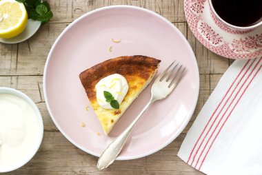 Sağlıklı kahvaltı yumuşak peynir güveç yulaf ezmesi ve limon lezzet, ekşi krema ve nane ile servis ile yapılan.