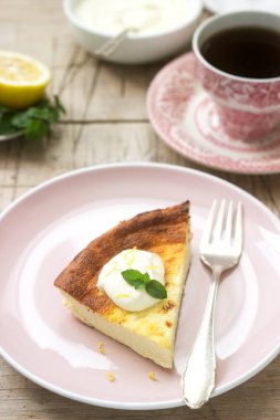 Sağlıklı kahvaltı yumuşak peynir güveç yulaf ezmesi ve limon lezzet, ekşi krema ve nane ile servis ile yapılan.