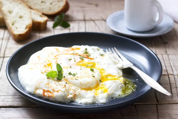 Cilbir Pocherat Ägg Yoghurt Med Kryddat Smör Och Örter Serveras — Stockfoto