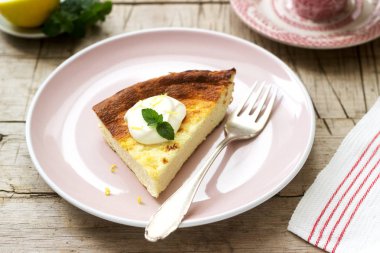 Sağlıklı kahvaltı yumuşak peynir güveç yulaf ezmesi ve limon lezzet ile yapılan ekşi krema, nane ve çay ile servis edilir. Seçici odak.