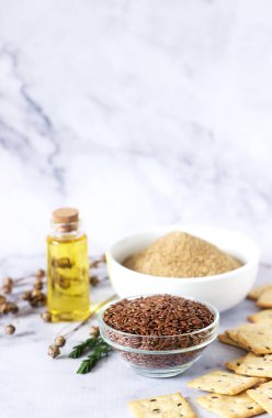 Keten tohumu, keten un, tereyağı ve kraker ile lahanası ve hafif bir arka plan üzerinde keten koza. Seçici odak.