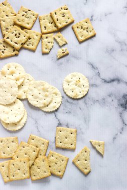 Hamursuz ekmek kraker, susam ve hafif bir arka plan üzerinde keten tohumu ile tuzlu kraker. Seçici odak.