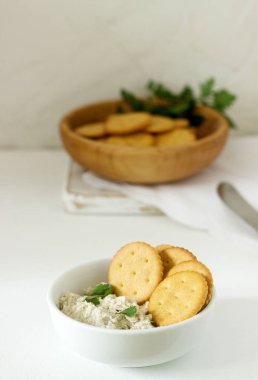 Aperatif kraker ve lor balık Yapıştır otlar üzerinde hafif bir arka plan ile. Seçici odak.