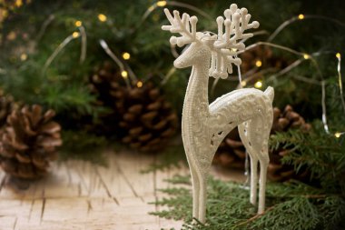 Ardıç, mazı, garland ve eski yeni yıl oyuncak ahşap arka plan üzerinde dalları ile kış kompozisyon.