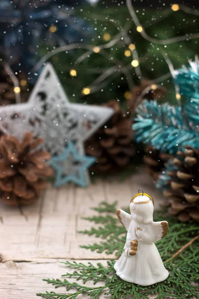Composição de inverno com ramos de zimbro e thuja e brinquedos de Natal em um fundo de madeira. Estilo rústico . — Fotografia de Stock