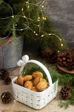 Ev yapımı kurabiye kurabiye çeşitli şekillerde dolu arka plan köknar şube ve çelenk karamel ile.