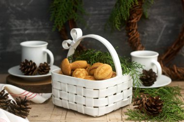 Ev yapımı kurabiye kurabiye çeşitli şekillerde dolu arka plan köknar şube ve çelenk karamel ile.