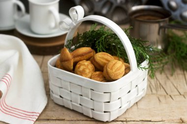 Ev yapımı kurabiye kurabiye çeşitli şekillerde dolu arka plan köknar şube ve çelenk karamel ile.