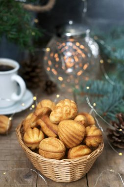 Ev yapımı kurabiye kurabiye çeşitli şekillerde dolu arka plan köknar şube ve çelenk karamel ile.