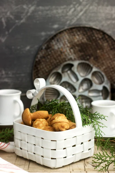Домашнє пісочне печиво різних форм, наповнене карамеллю на тлі ялинових гілок і гірлянд . — стокове фото