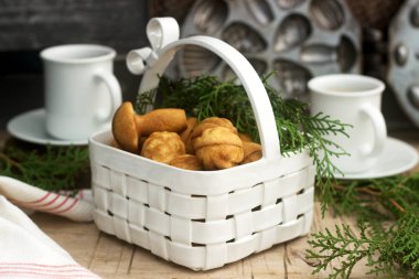 Ev yapımı kurabiye kurabiye çeşitli şekillerde dolu arka plan köknar şube ve çelenk karamel ile.