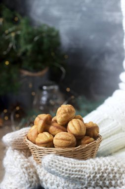 Mittens şenlikli bir arka plan ile erkek ev yapımı kurabiye kurabiye sepeti eller.