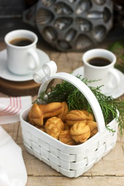 Ev yapımı kurabiye kurabiye çeşitli şekillerde dolu arka plan köknar şube ve çelenk karamel ile.