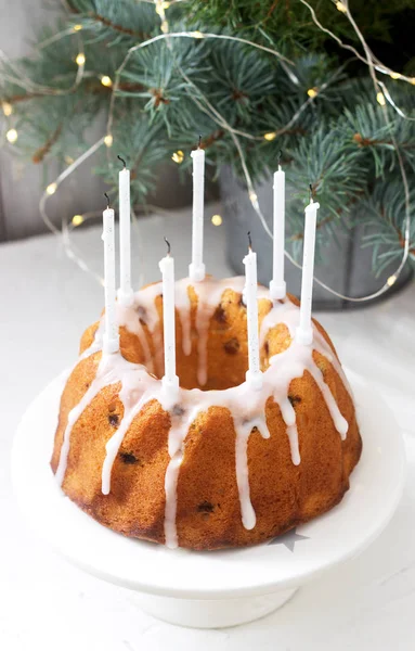 Pie Raisins Icing Powdered Sugar Background Fir Branches Garlands Rustic — Stock Photo, Image