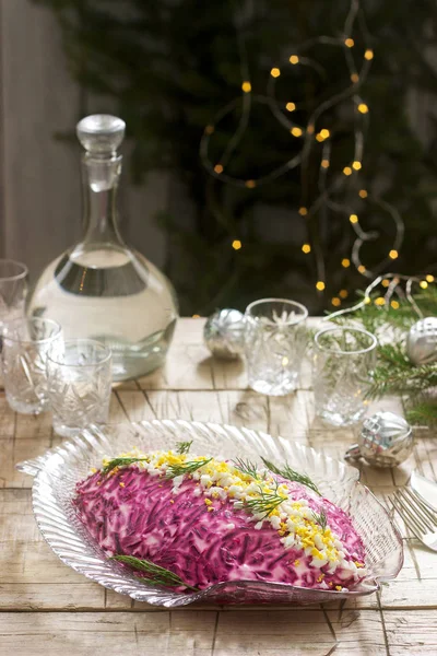 Традиционный Советский Праздничный Салат Сельди Овощей Подаваемый Водкой Новогоднем Украшении — стоковое фото