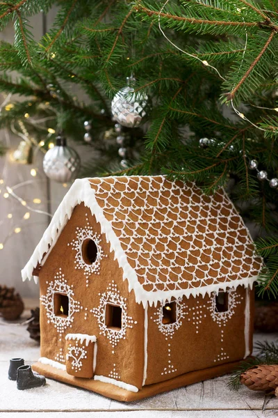 姜饼屋和圣诞树在明亮的背景 散效应 选择性聚焦 — 图库照片
