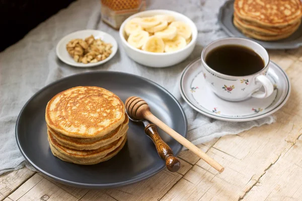 Panquecas Com Banana Nozes Mel Servidas Com Chá Estilo Rústico — Fotografia de Stock