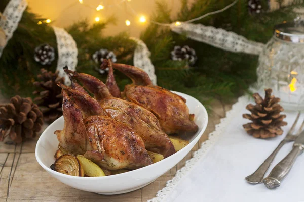 Codorniz Cocida Con Las Patatas Cebolla Sobre Fondo Fiesta Estilo — Foto de Stock