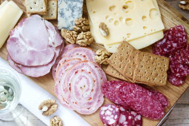 Sosis, et, peynir ve kraker ahşap bir gemide çeşitli meze servis şarap için. Seçici odak.