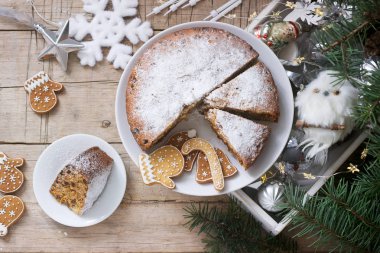 Kurutulmuş meyve ve succade bir kutu Noel oyuncaklar ve çam dalları ile arka plan üzerinde geleneksel Noel meyveli kek. Rustik tarzı, seçici odak.