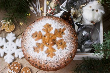 Kurutulmuş meyve ve succade bir kutu Noel oyuncaklar ve çam dalları ile arka plan üzerinde geleneksel Noel meyveli kek. Rustik tarzı, seçici odak.