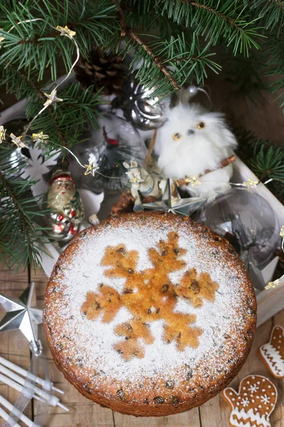 Tradisjonell Julekake Med Tørket Frukt Sukkade Bakgrunn Eske Med Juleleker – stockfoto