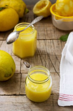 Kavanoz ve ahşap zemin üzerine limon ile ev yapımı limon lor. Rustik tarzı.