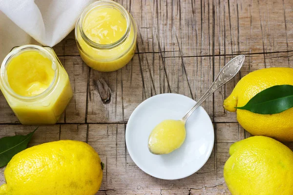 Hausgemachter Zitronenquark Mit Gläsern Und Zitronen Auf Holzuntergrund Rustikaler Stil — Stockfoto