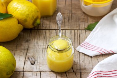 Kavanoz ve ahşap zemin üzerine limon ile ev yapımı limon lor. Rustik tarzı.