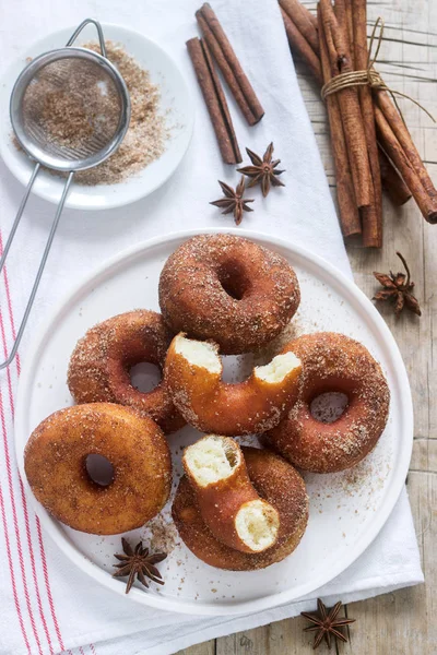 Rosquillas caseras con azúcar y canela sobre un fondo de madera. Estilo rústico . —  Fotos de Stock