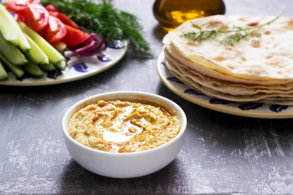 Nourriture Végétalienne Houmous Maison Avec Pain Plat Légumes Huile Olive — Photo