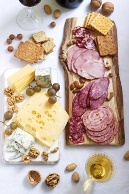 Sosis, et, peynir ve kraker ahşap bir gemide çeşitli meze servis şarap için. Seçici odak.