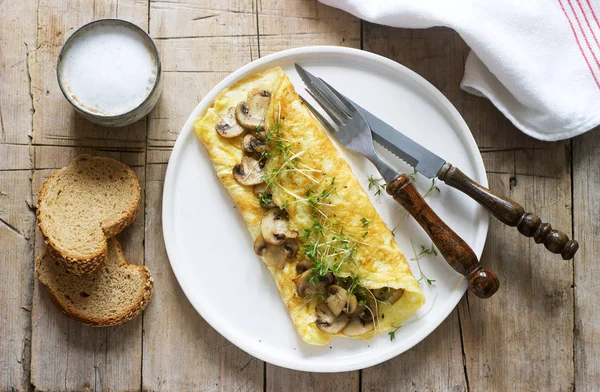Вегетарианский Завтрак Омлет Грибами Кресс Подается Ржаным Хлебом Кофе Молоком — стоковое фото
