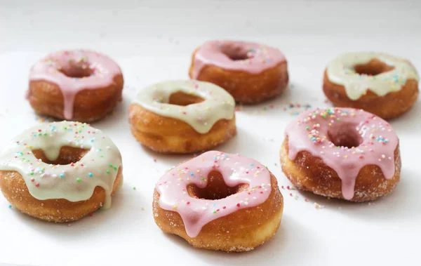 Rosquillas Caseras Decoradas Con Glaseado Colores Azúcar Colores Sobre Fondo — Foto de Stock