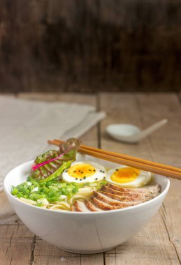 Çorba ramen noodle, et, yumurta ve yeşil soğan ile. Seçici odak.