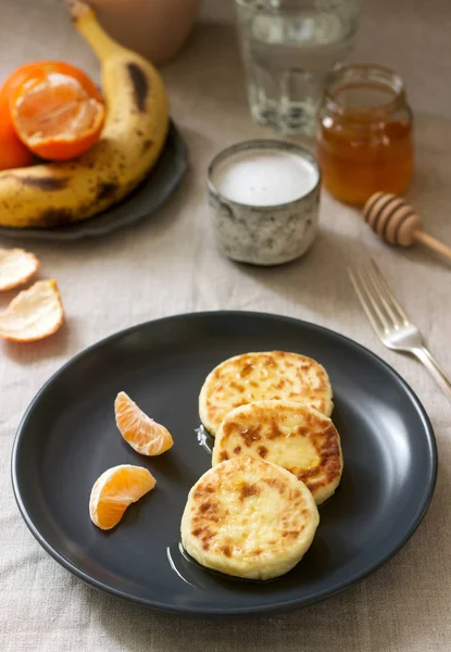 Vegetarisches Frühstück mit Quark-Pfannkuchen mit Honig, Obst und Kaffee mit Milch. rustikaler Stil. — Stockfoto