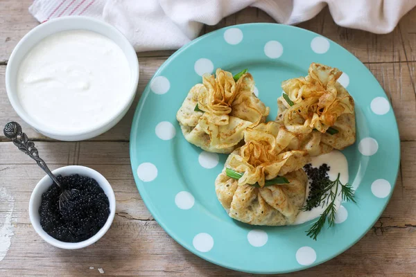 Bolsas Panqueques Rellenos Arenque Servidos Con Caviar Crema Agria Eneldo —  Fotos de Stock