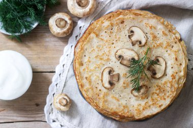 Karabuğday krep ekşi krema ve ahşap bir masa üzerine dereotu ile devam eder. Rustik tarzı.