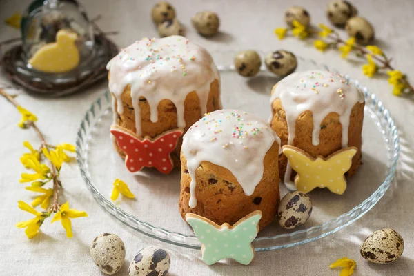 Velikonoční složení velikonoční dorty, sušenky, vajec a květy Zlatice. Rustikální styl. — Stock fotografie