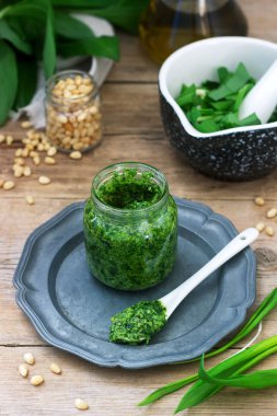 RAMSON pesto ve ahşap bir masada pişirme için malzemeler. Rustik tarzı.