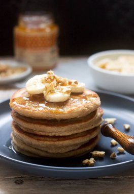 Muzlu krep, fındık ve bal, çayla servis edilir. Kırsal biçim.