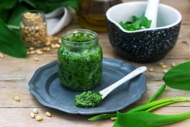 RAMSON pesto ve ahşap bir masada pişirme için malzemeler. Rustik tarzı.