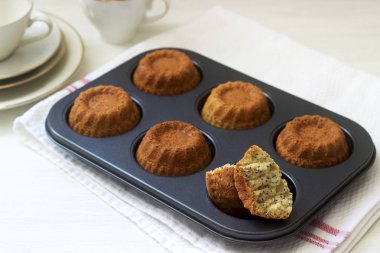 Hafif bir arka planda çay için limon haşhaş bisküvi kekler.