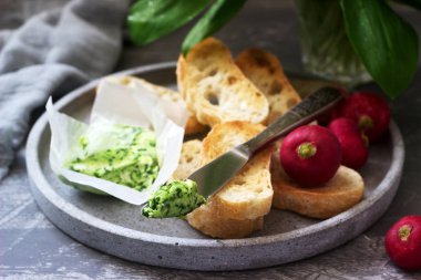 Yabani sarımsak ile tereyağı, ekmek ve turp dilimleri, bir sandviç yapmak için malzemeler.