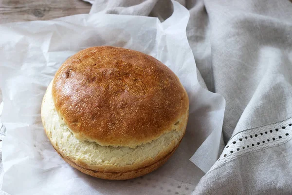 Pan de levadura de trigo casero fresco sobre un mantel de lino. Estilo rústico . —  Fotos de Stock