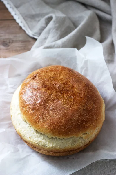 Friss házi búza élesztő kenyér a vászon terítő. Rusztikus stílus. — Stock Fotó
