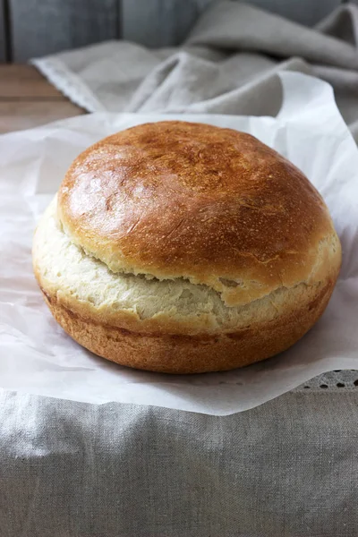 Pan de levadura de trigo casero fresco sobre un mantel de lino. Estilo rústico . —  Fotos de Stock